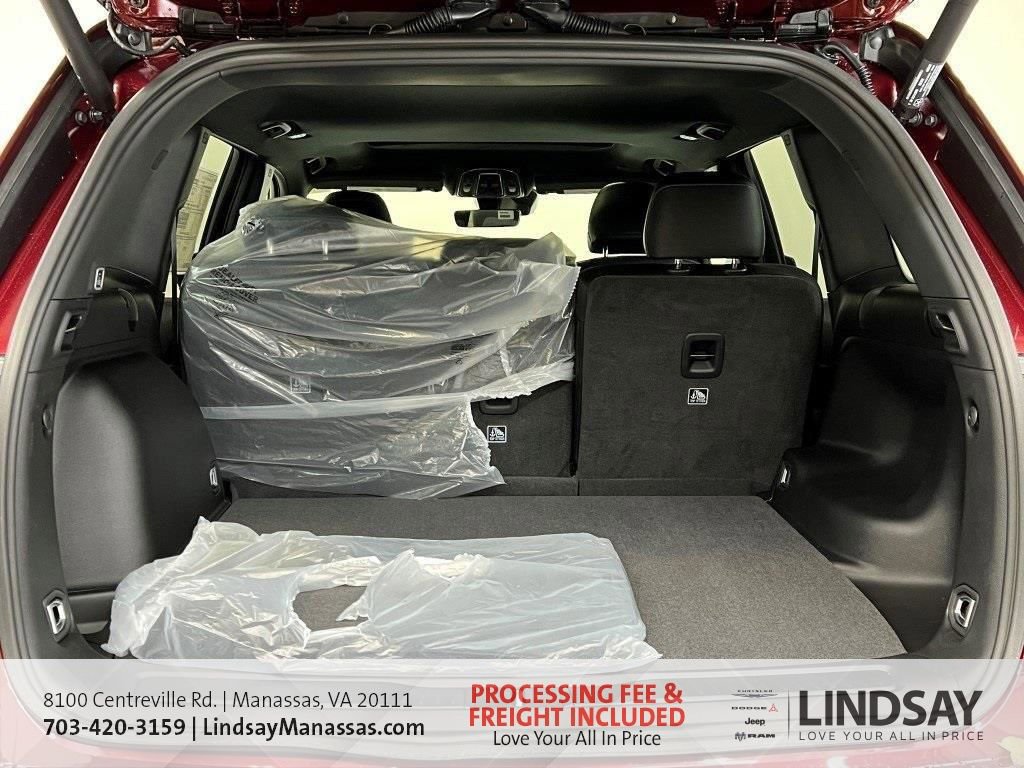 New 2025 Jeep Grand Cherokee Laredo image 8