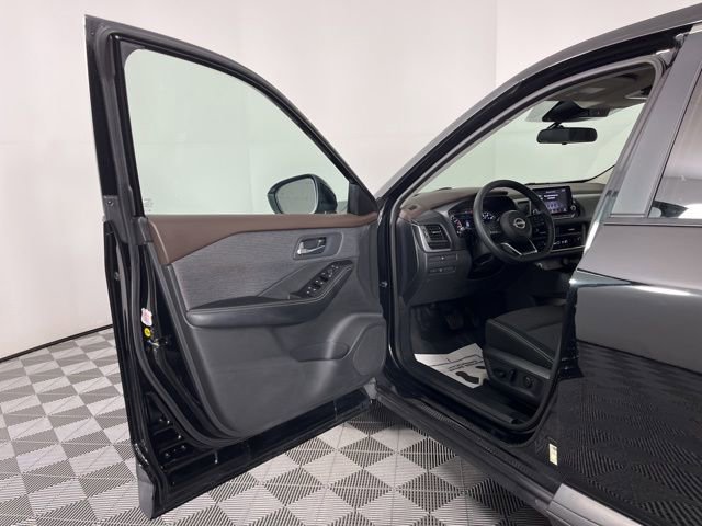 Used 2023 Nissan Rogue SV image 17