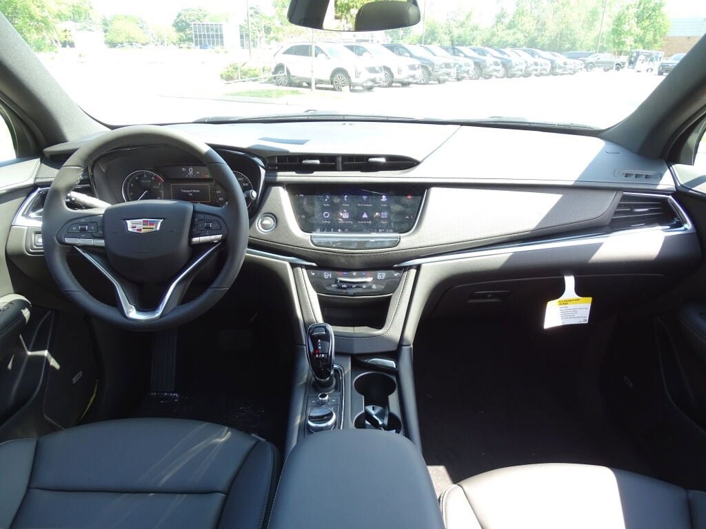 New 2025 Cadillac XT6 Luxury image 25