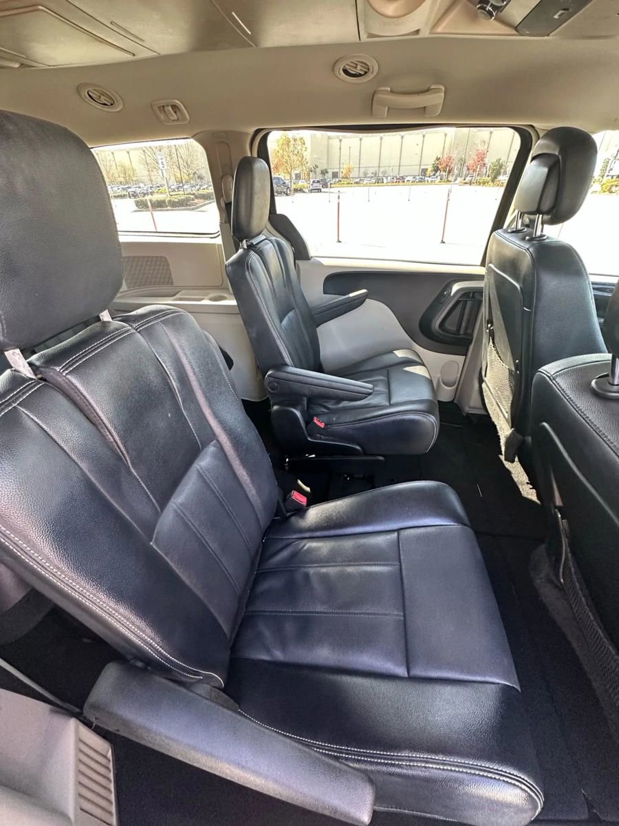 Used 2014 Chrysler Town & Country Touring image 14