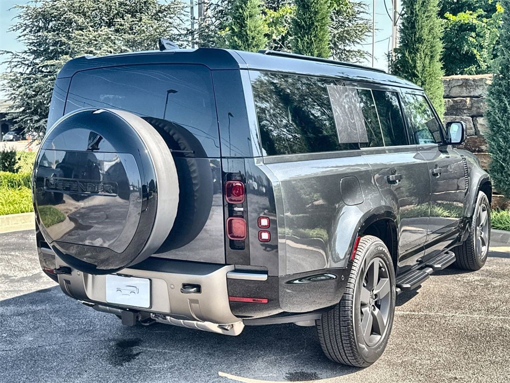 Used 2025 Land Rover Defender 130 X-Dynamic SE image 5
