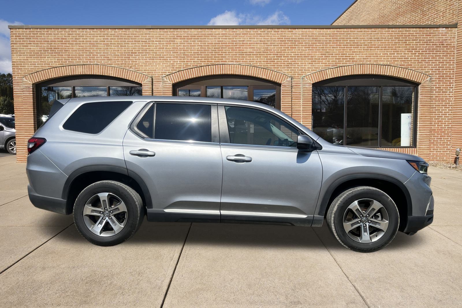 Used 2025 Honda Pilot EX-L image 2