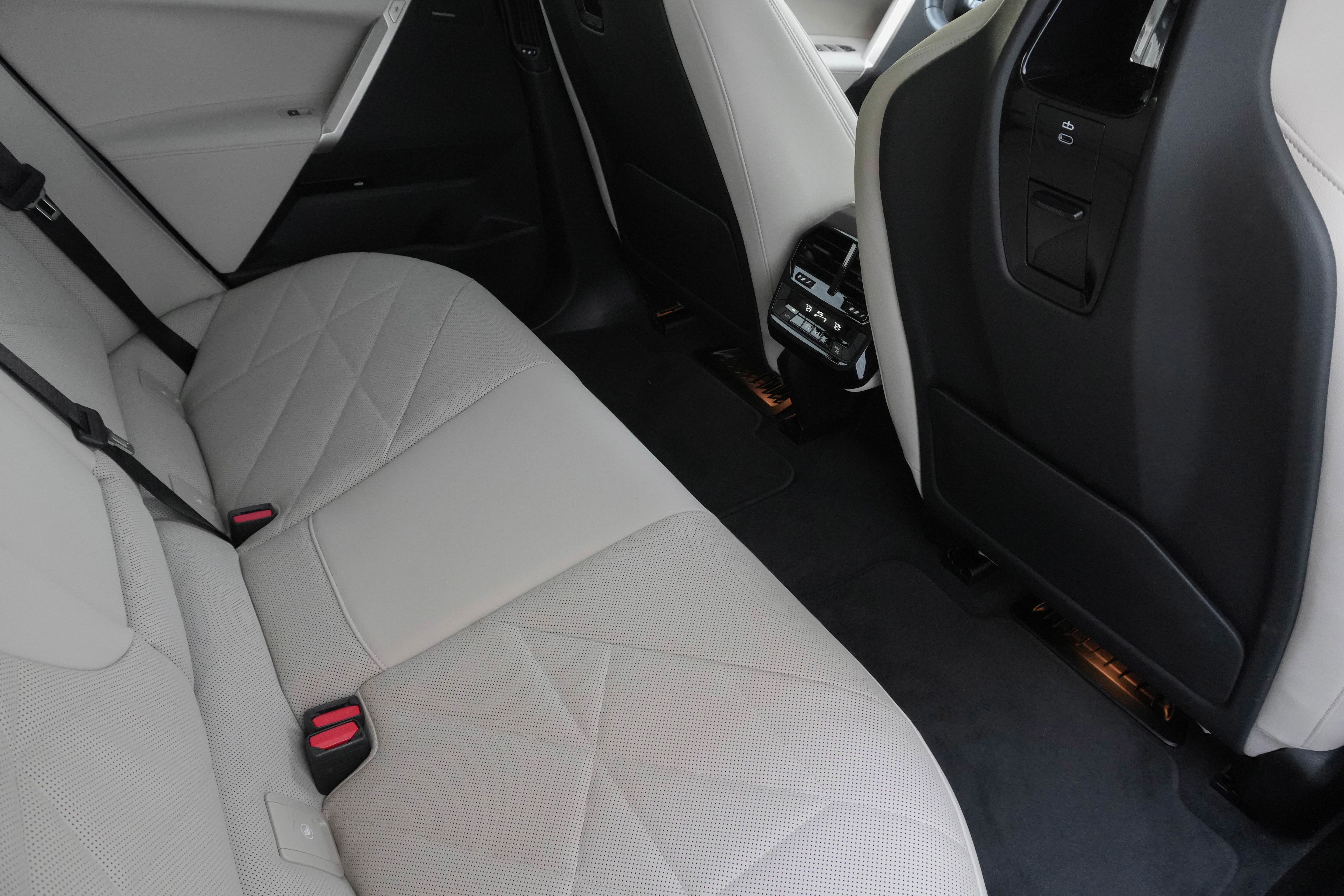 Certified 2024 BMW iX xDrive50 w/ Premium Package AWD/4WD image 30