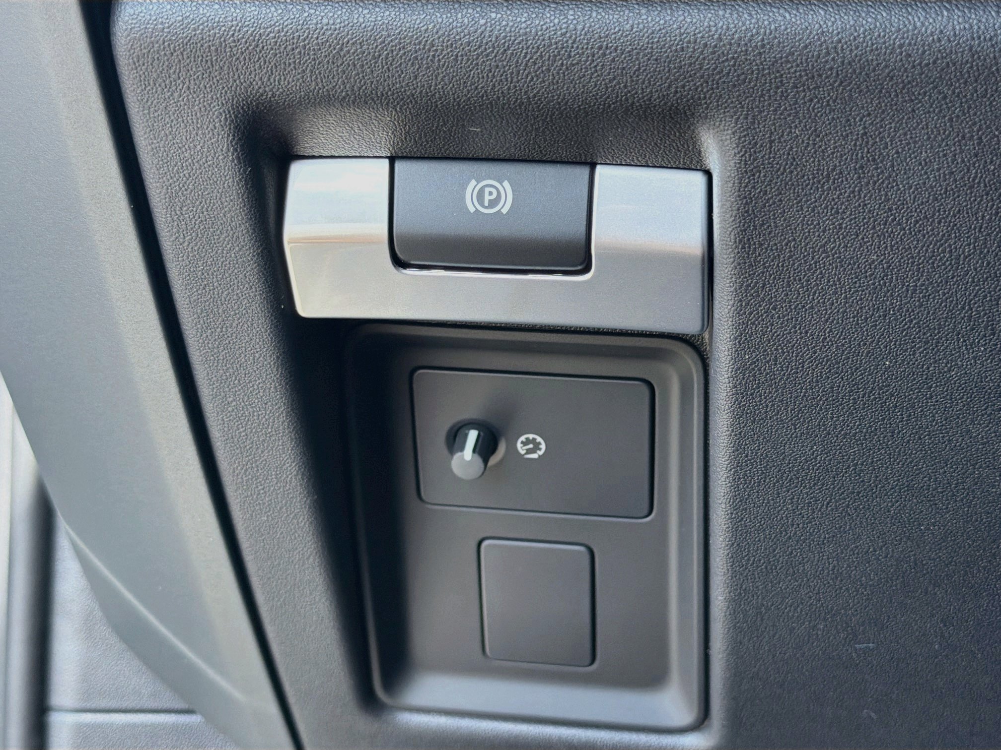 New 2026 Land Rover Defender 110 X-Dynamic SE AWD/4WD image 36