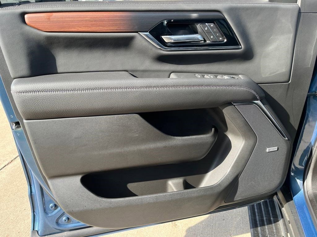 New 2026 GMC Yukon XL Denali w/ Denali Reserve Package image 12