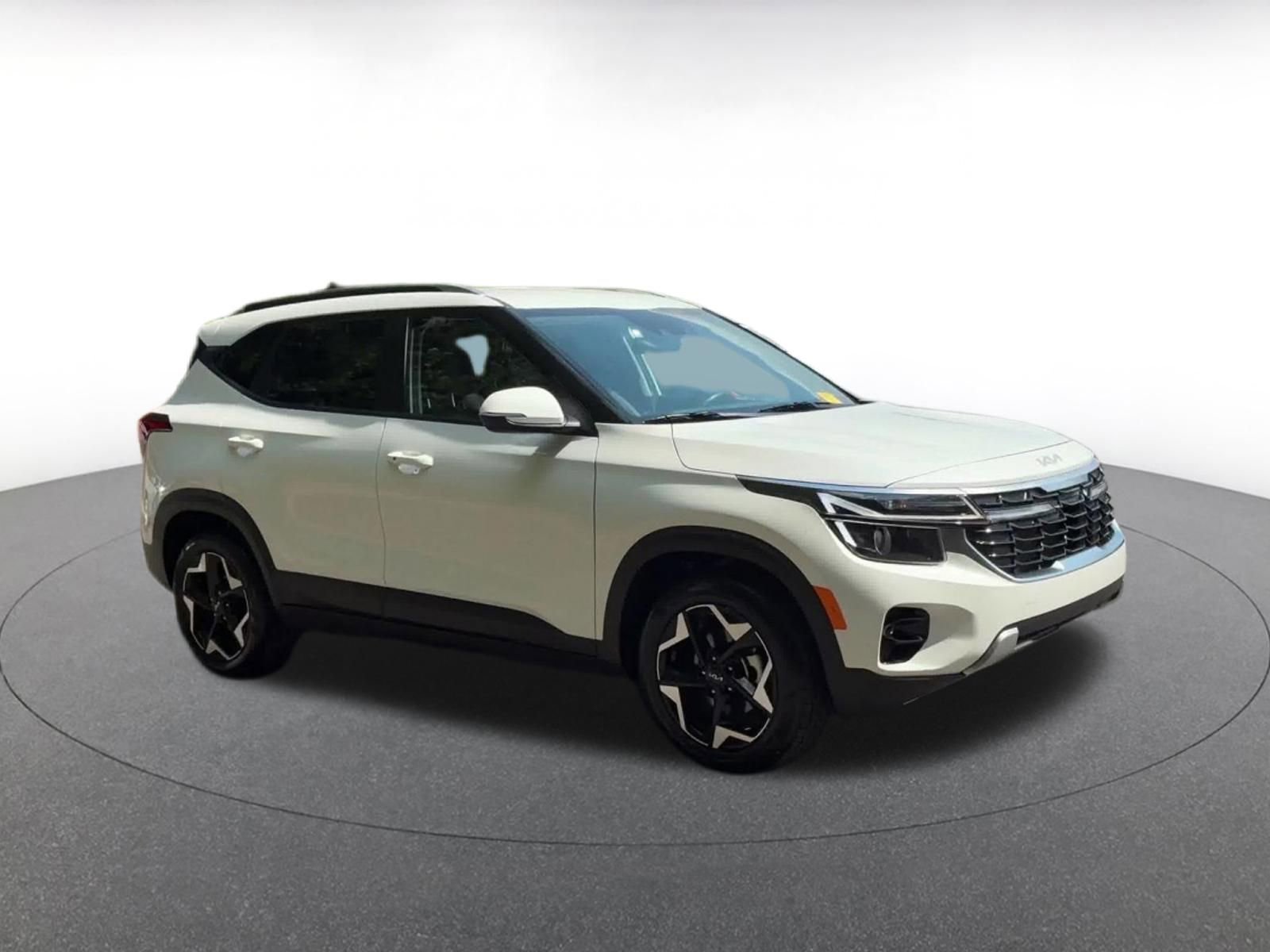 Used 2025 Kia Seltos S FWD image 2