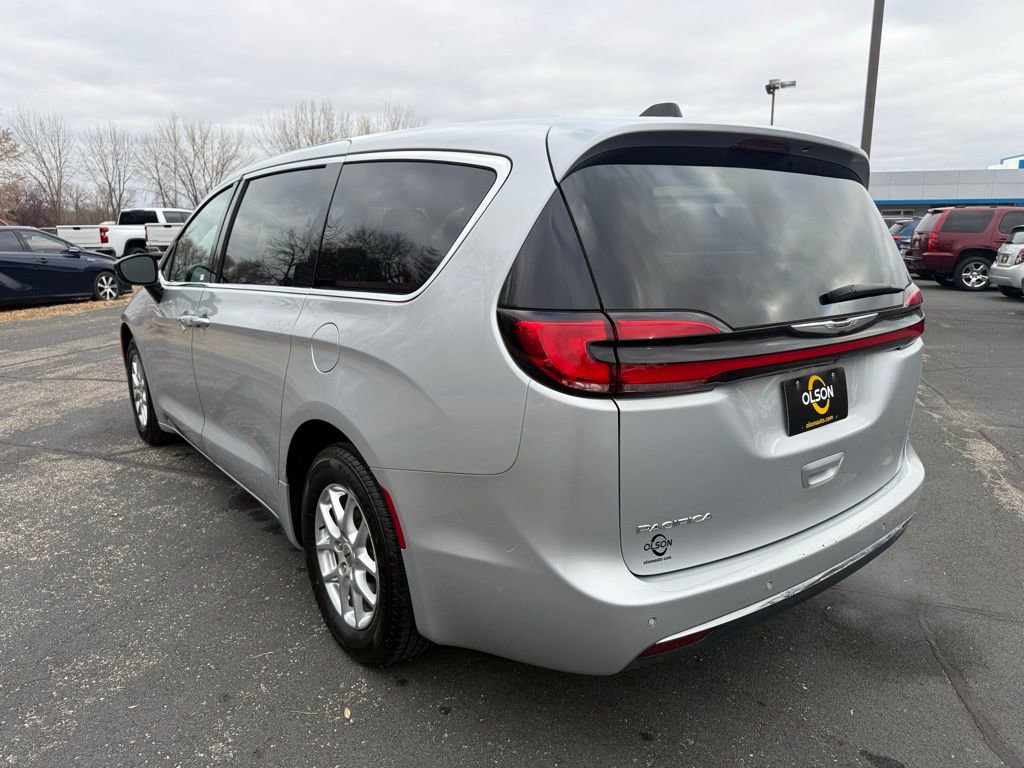Used 2024 Chrysler Pacifica Touring-L image 3