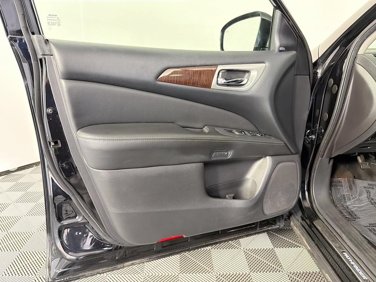 Used 2015 Nissan Pathfinder Platinum w/ Family Entertainment Package AWD/4WD image 19