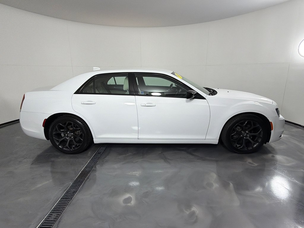 Used 2019 Chrysler 300 Touring w/ Sport Appearance Package RWD image 4