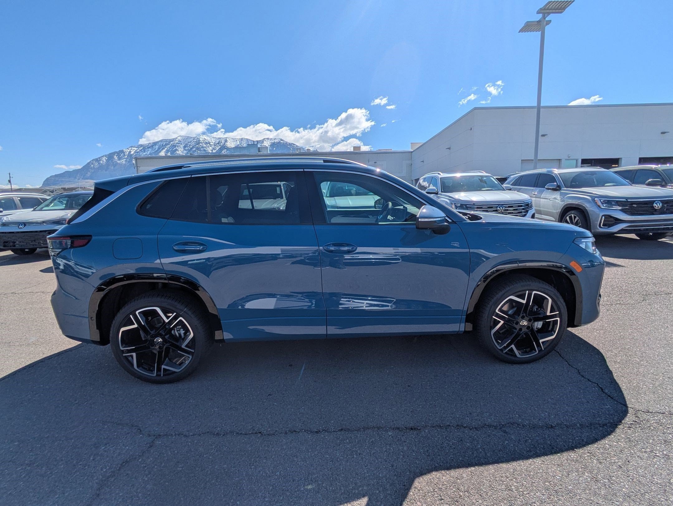 New 2026 Volkswagen Tiguan SEL R-Line AWD/4WD image 2