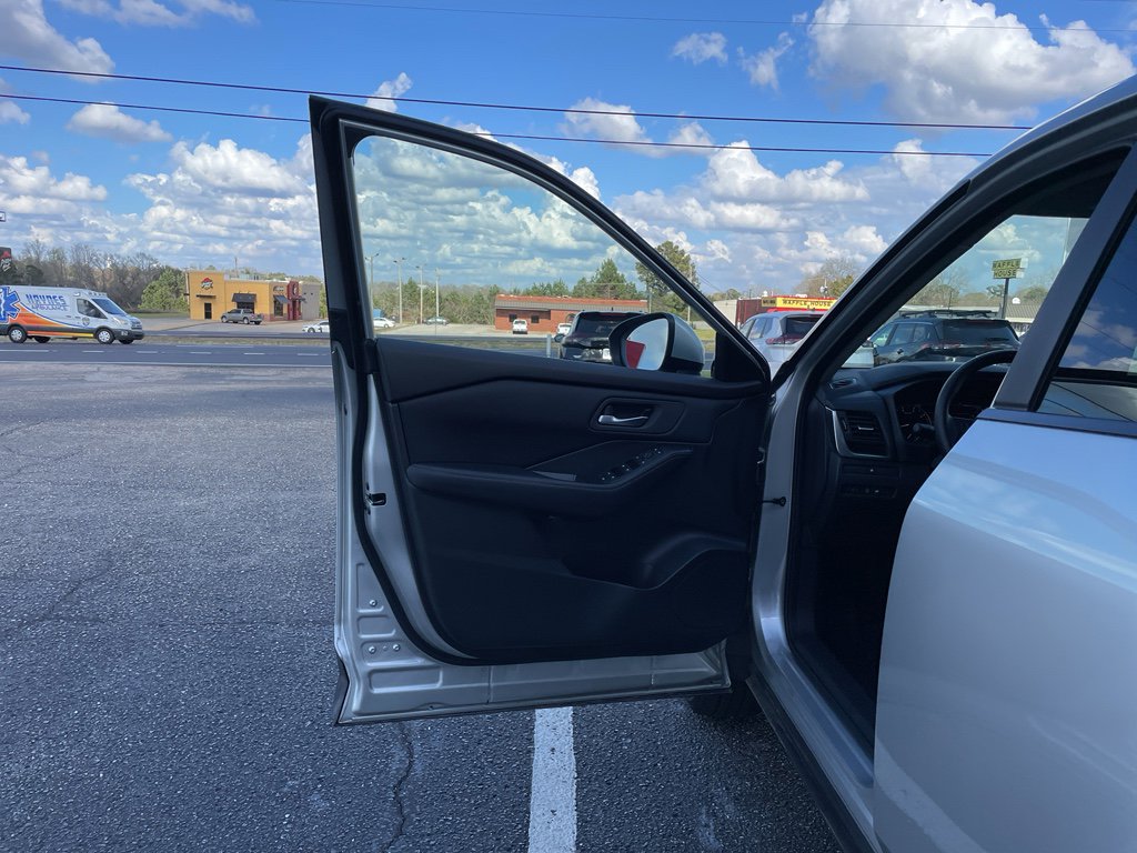 Certified 2025 Nissan Rogue SV image 8