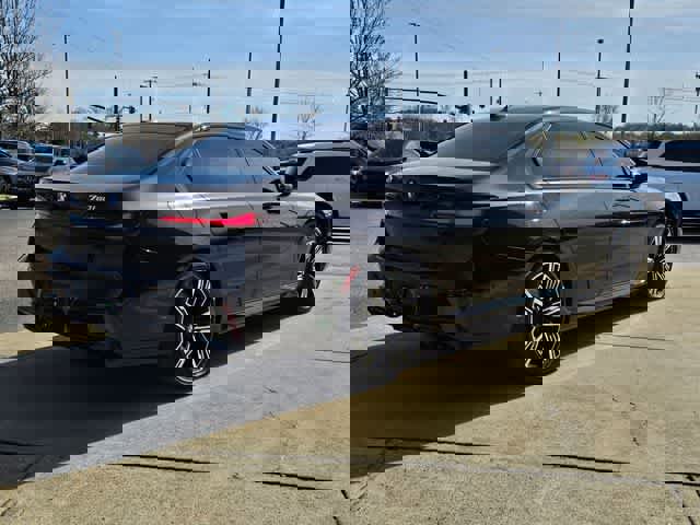 Used 2025 BMW 760i xDrive w/ Premium Package image 9