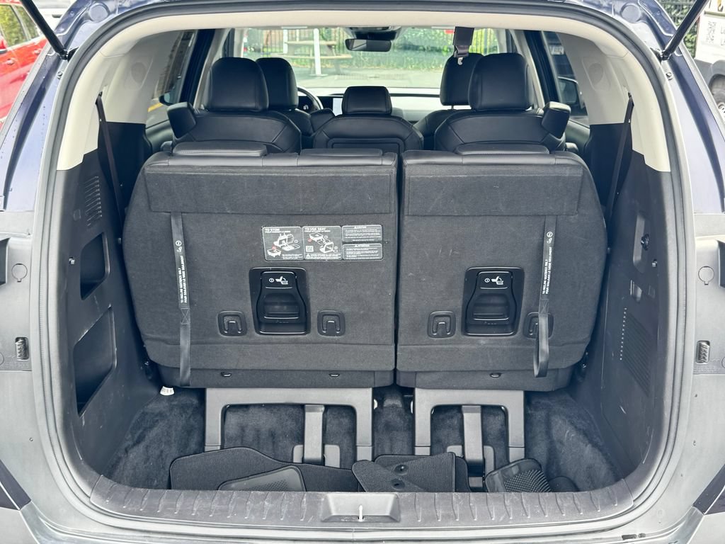 Used 2025 Kia Carnival FWD image 16