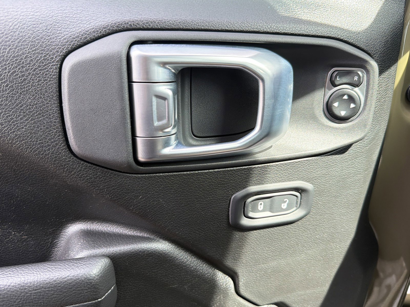 Used 2025 Jeep Gladiator Sport AWD/4WD image 19