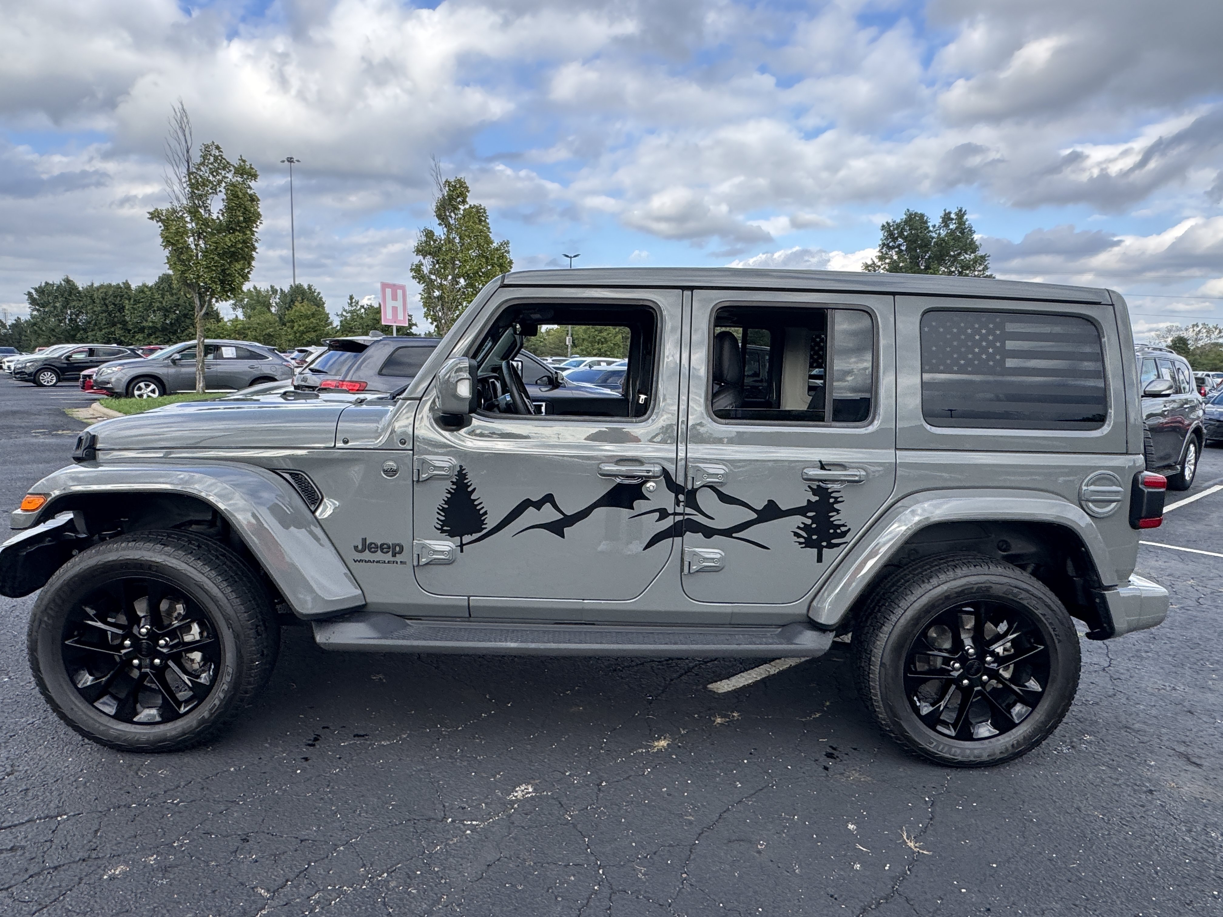 Used 2023 Jeep Wrangler Unlimited Sahara AWD/4WD image 9