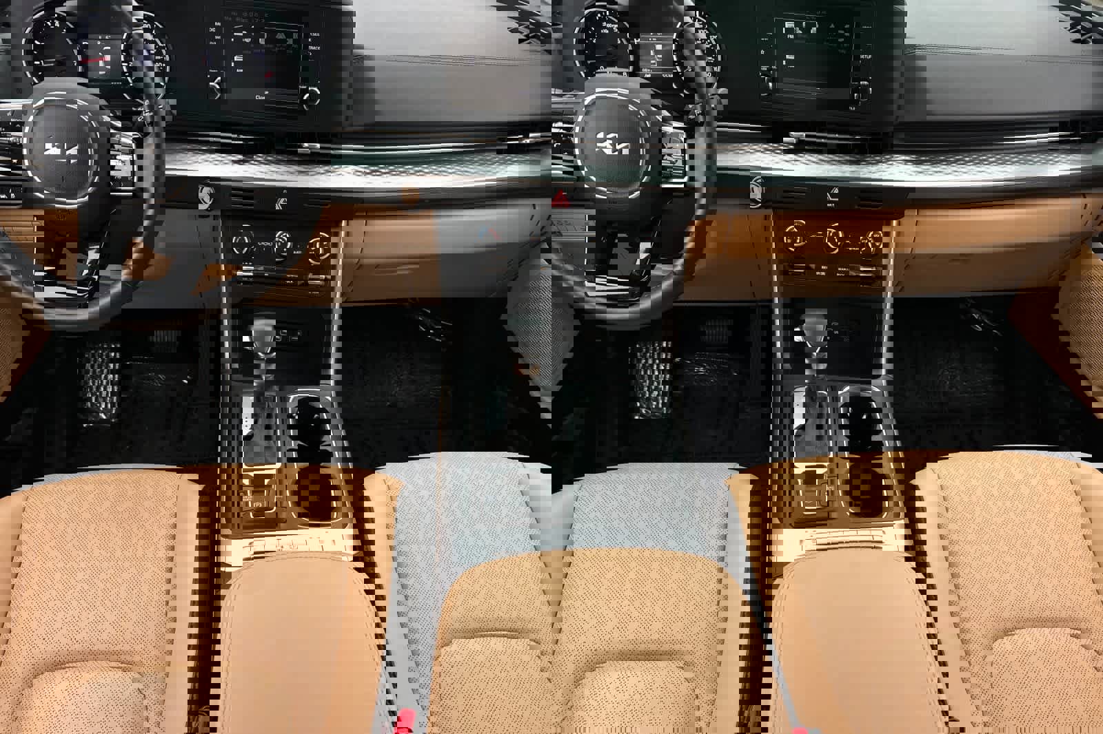 Used 2024 Kia Carnival LX image 4