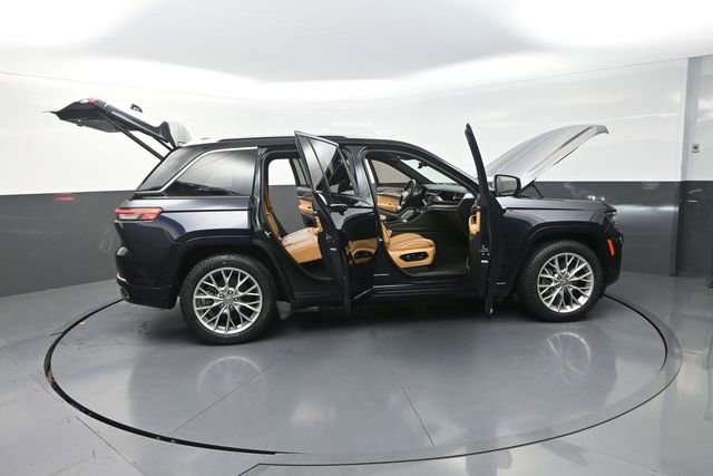 Used 2022 Jeep Grand Cherokee Summit w/ Luxury Tech Group V AWD/4WD image 11