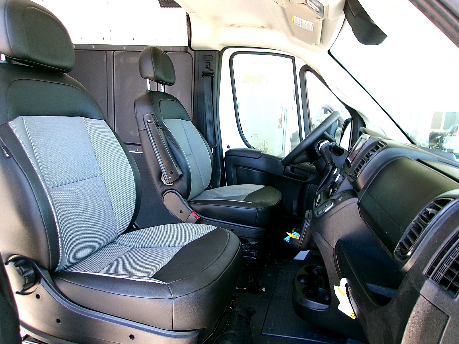 Used 2025 RAM ProMaster 2500 w/ Convenience Group FWD image 8