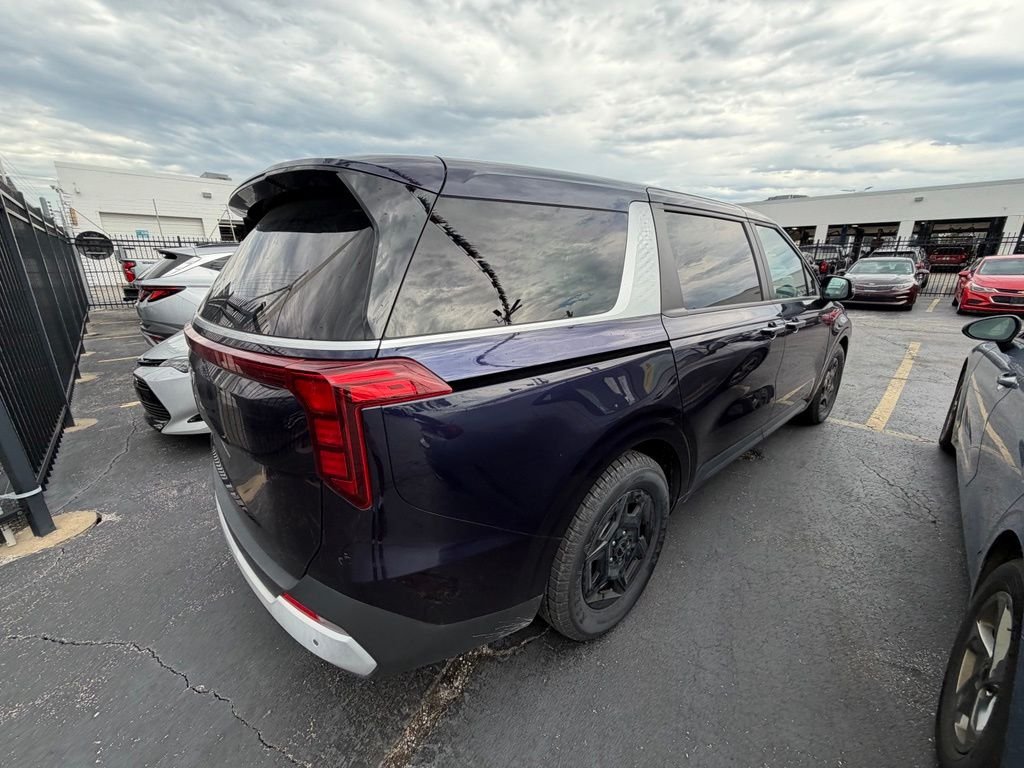 Used 2025 Kia Carnival FWD image 29