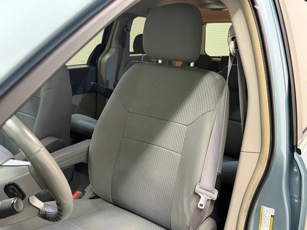 Used 2010 Chrysler Town & Country Touring FWD image 32