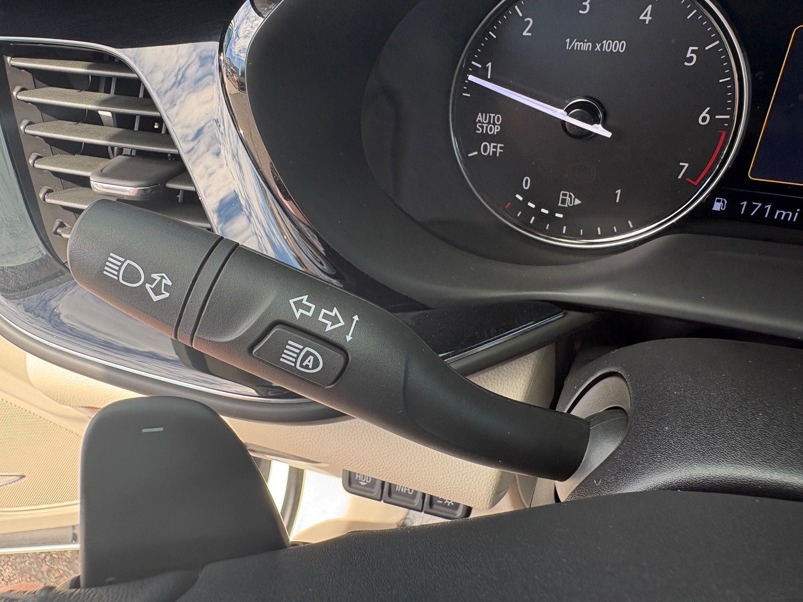 Used 2023 Buick Envision Avenir AWD/4WD image 23