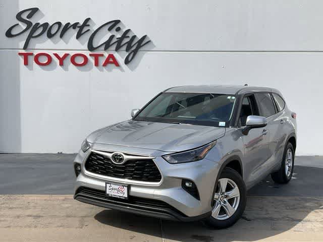 Used 2023 Toyota Highlander LE FWD image 1