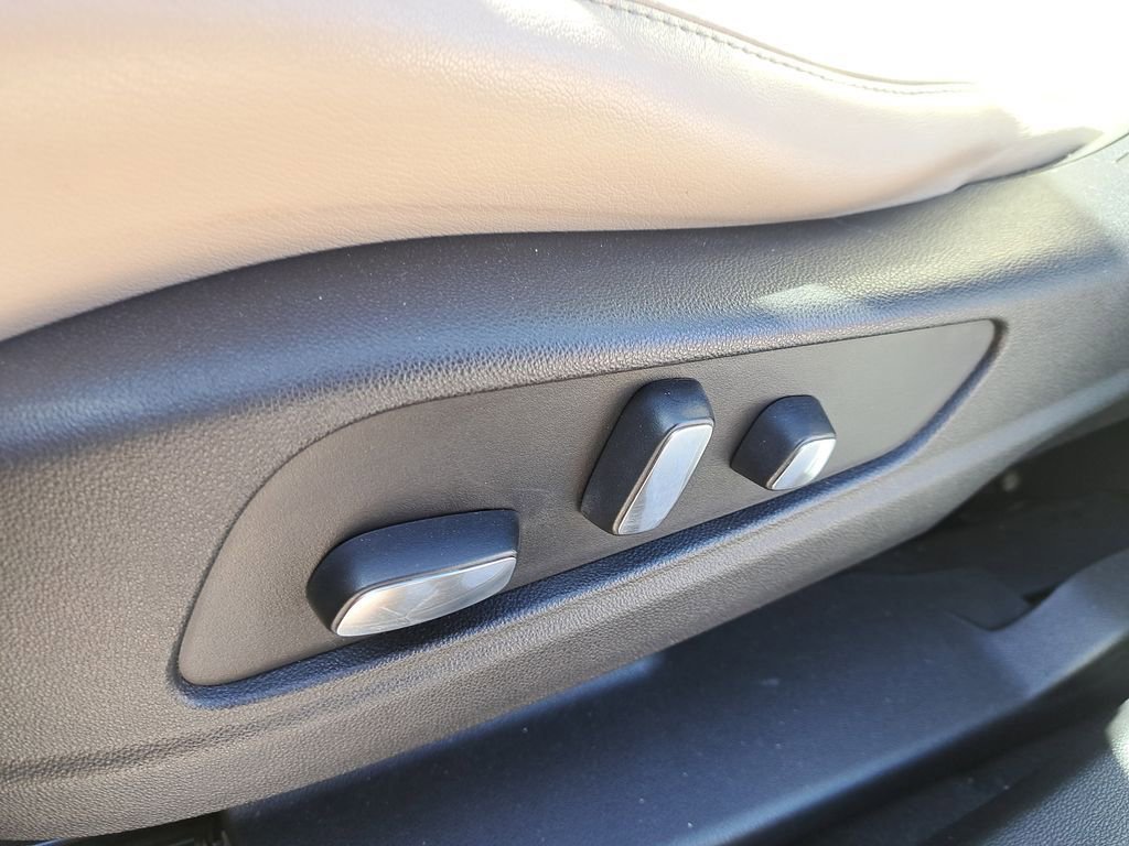 Used 2017 Cadillac XT5 Luxury w/ Driver Awareness Package image 16