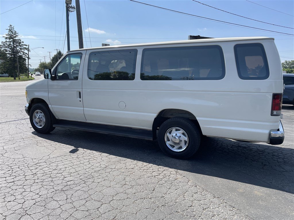 Used 1996 Ford E-350 and Econoline 350 Club Wagon RWD image 2