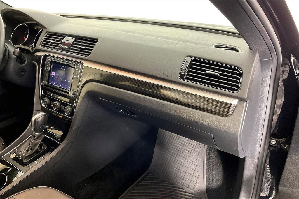 Used 2018 Volkswagen Passat 3.6 image 22