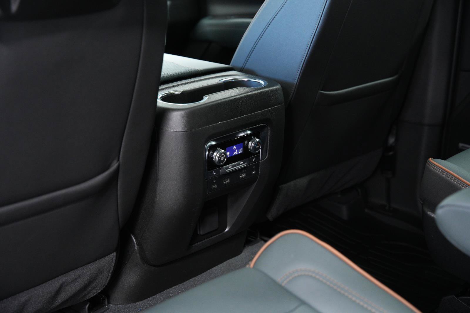 New 2026 GMC Yukon XL AT4 w/ AT4 Premium Plus Package AWD/4WD image 23