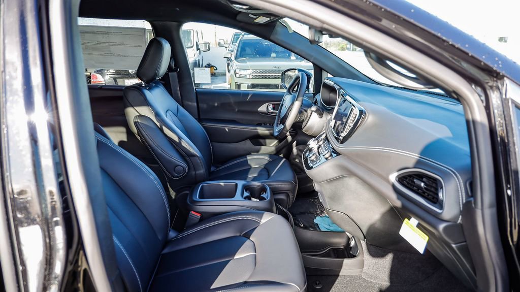New 2026 Chrysler Pacifica Select AWD/4WD image 19