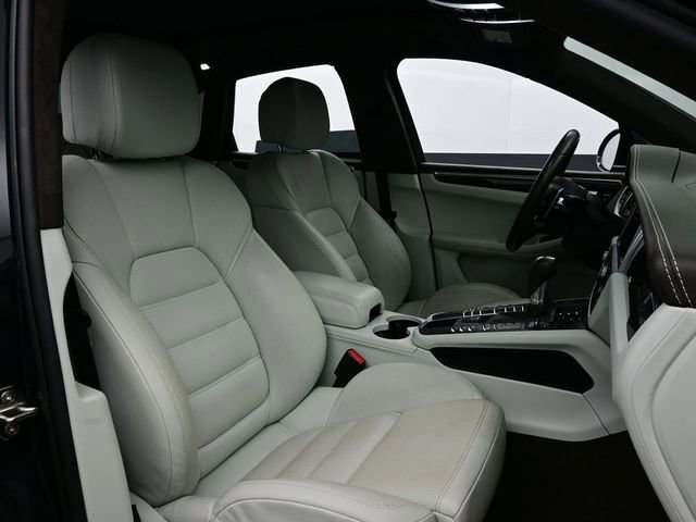 Certified 2021 Porsche Macan Turbo AWD/4WD image 17