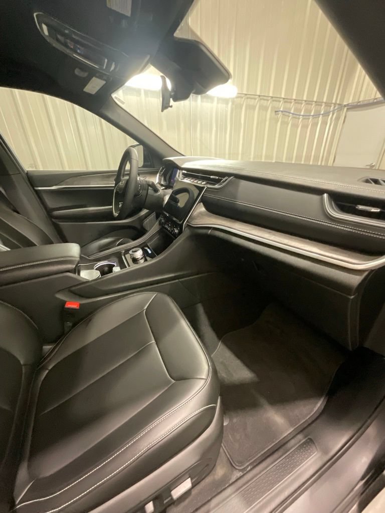 Used 2025 Jeep Grand Cherokee Limited w/ Black Appearance Package RWD image 14