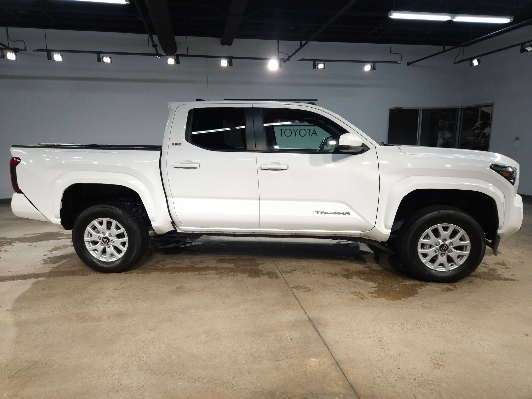 Used 2025 Toyota Tacoma SR5 AWD/4WD image 8