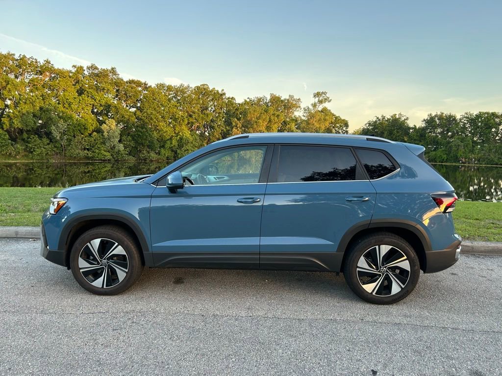 Used 2025 Volkswagen Taos SE image 2