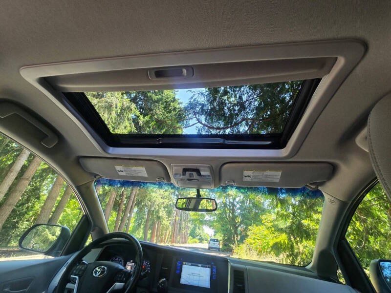 Used 2016 Toyota Sienna XLE FWD image 19