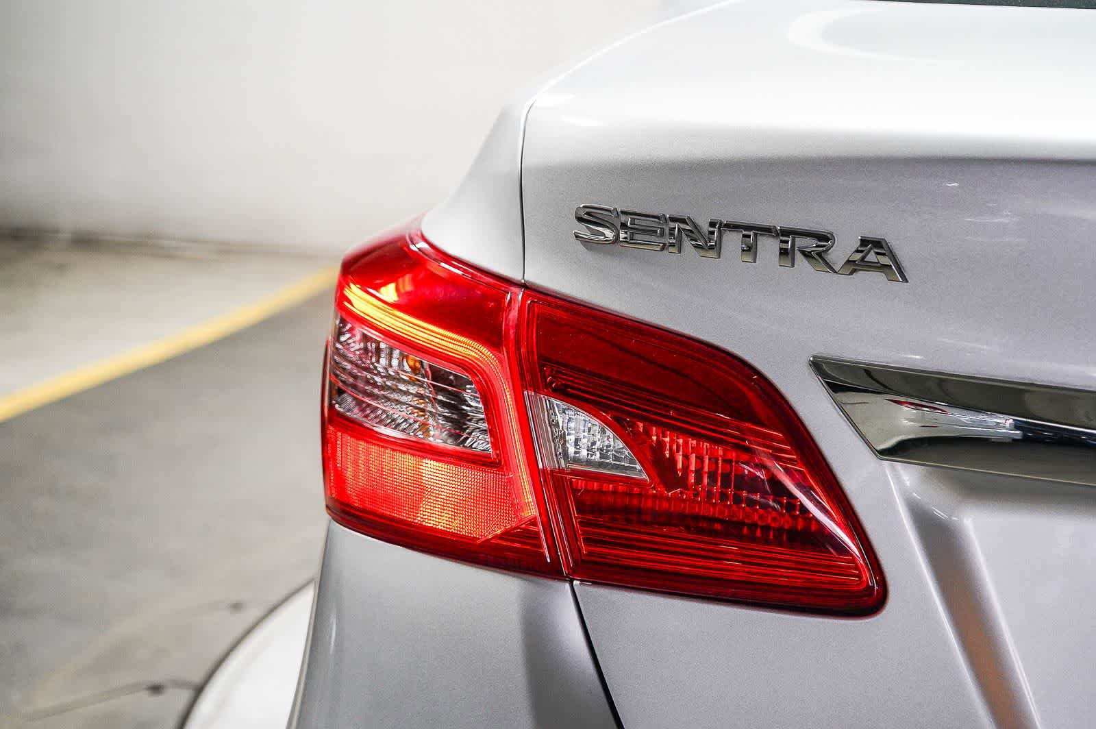 Used 2016 Nissan Sentra SV FWD image 11