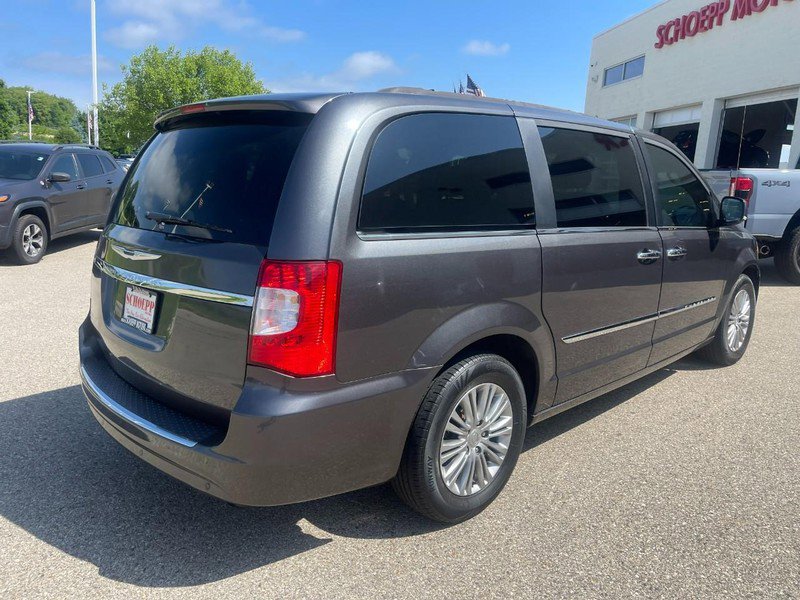 Used 2016 Chrysler Town & Country Touring-L image 3