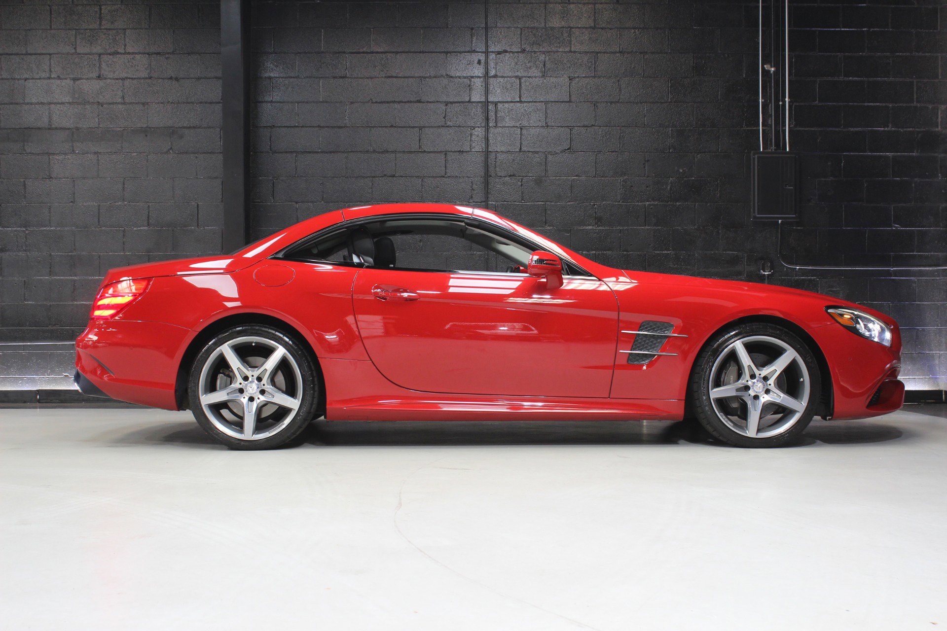 Used 2017 Mercedes-Benz SL 550 w/ Driver Assistance Package image 16