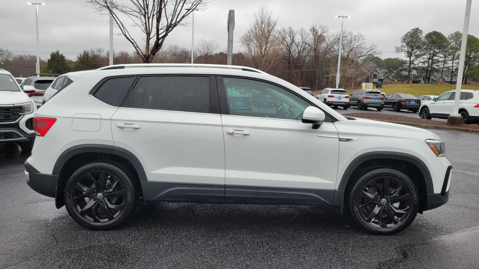 Used 2022 Volkswagen Taos SE w/ Panoramic Sunroof Package image 6