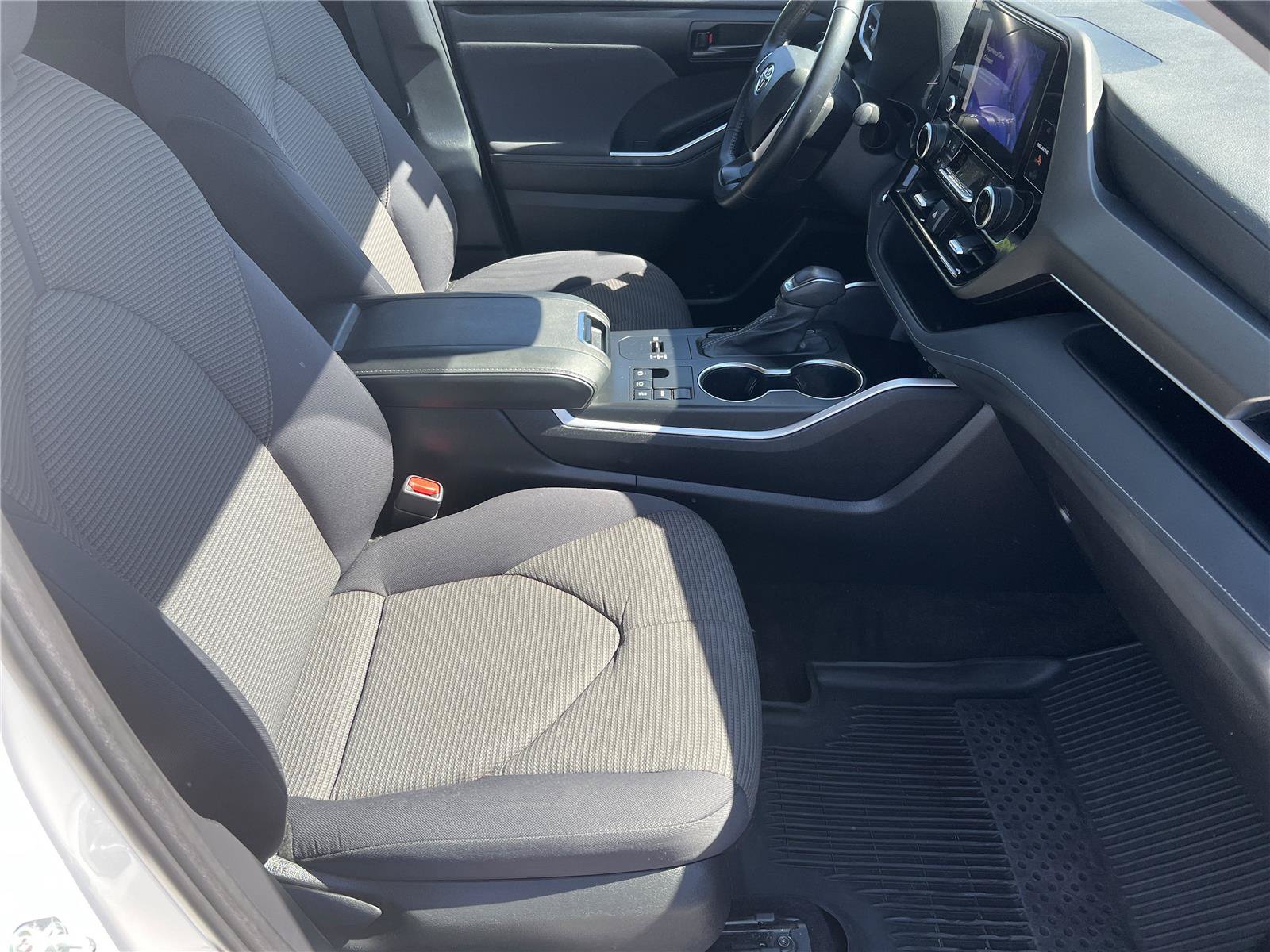 Used 2023 Toyota Highlander LE FWD image 25