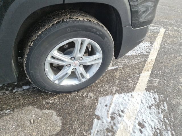 Used 2023 GMC Terrain SLE w/ Driver Convenience Package image 11