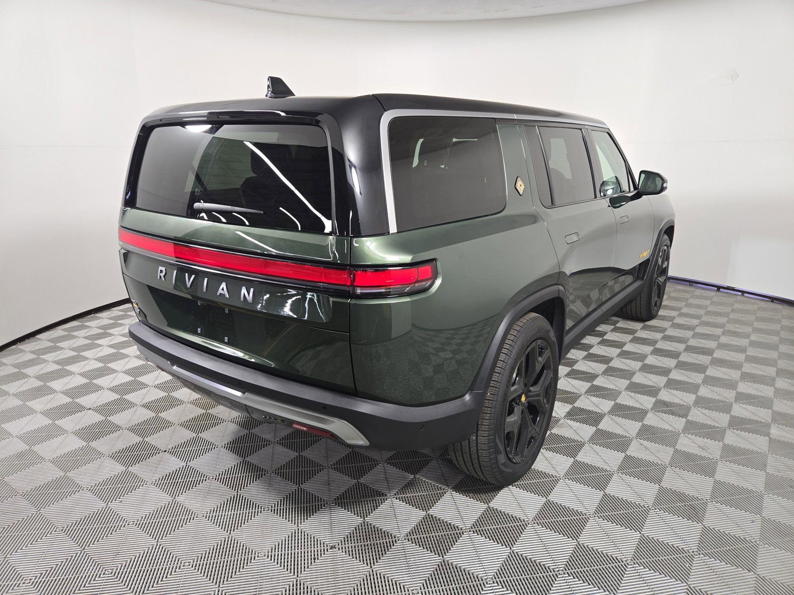 Used 2024 Rivian R1S Adventure AWD/4WD image 5