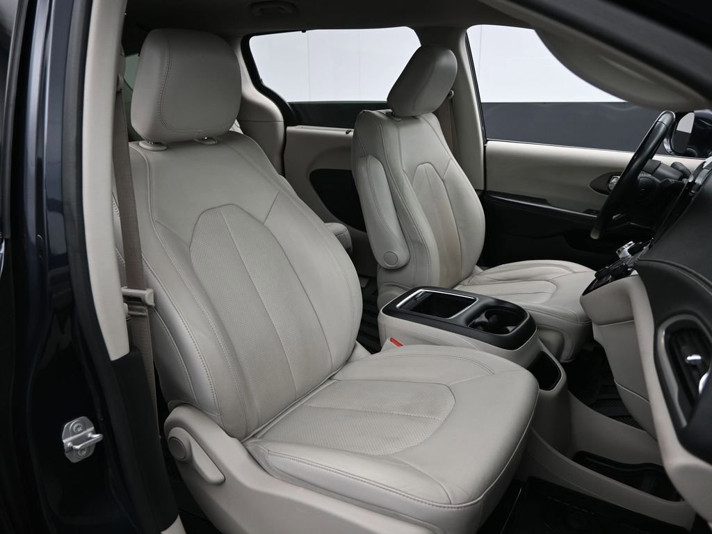 Used 2021 Chrysler Pacifica Touring-L image 28