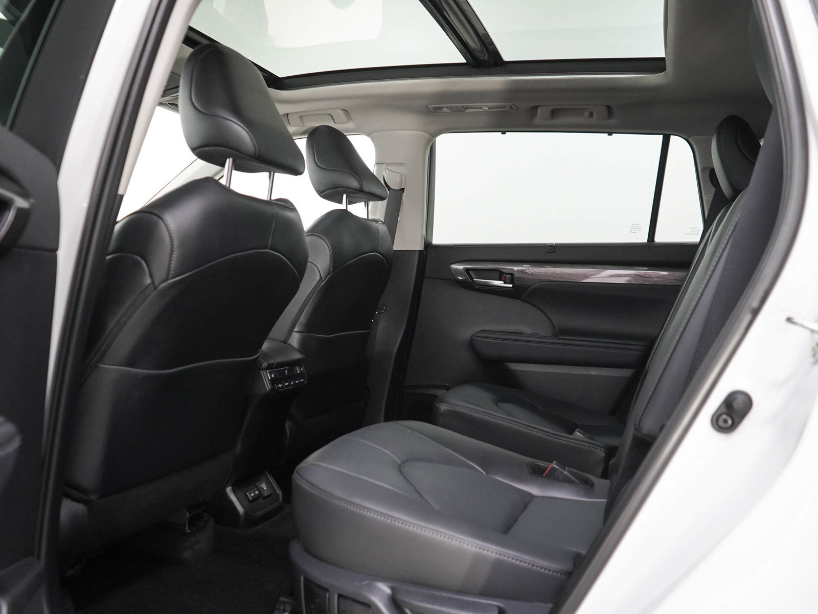 Used 2025 Toyota Highlander Platinum AWD/4WD image 18