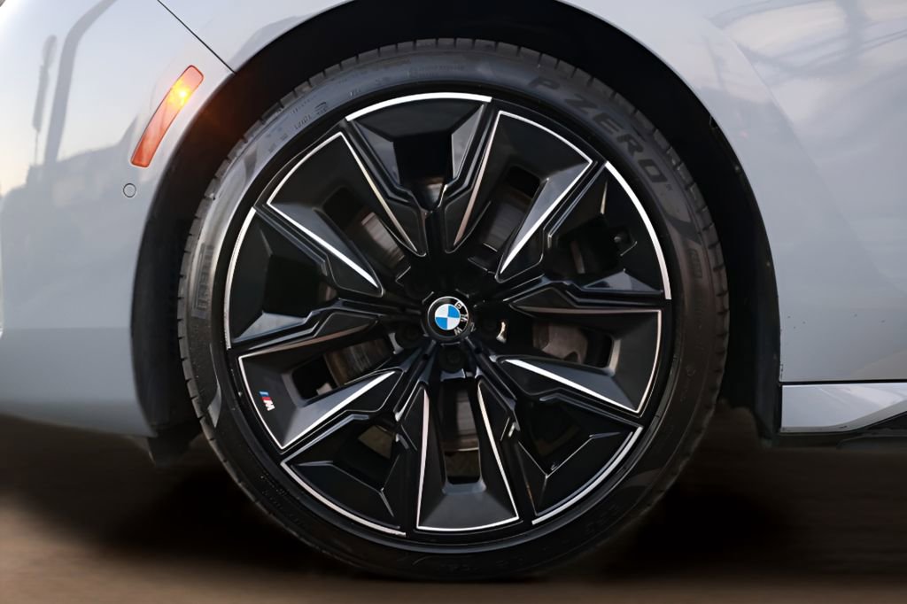 Used 2023 BMW 760i xDrive w/ Luxury Rear Seating Package AWD/4WD image 31