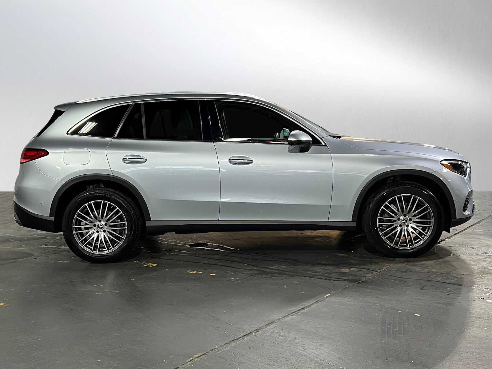 Used 2025 Mercedes-Benz GLC 300 4MATIC image 2