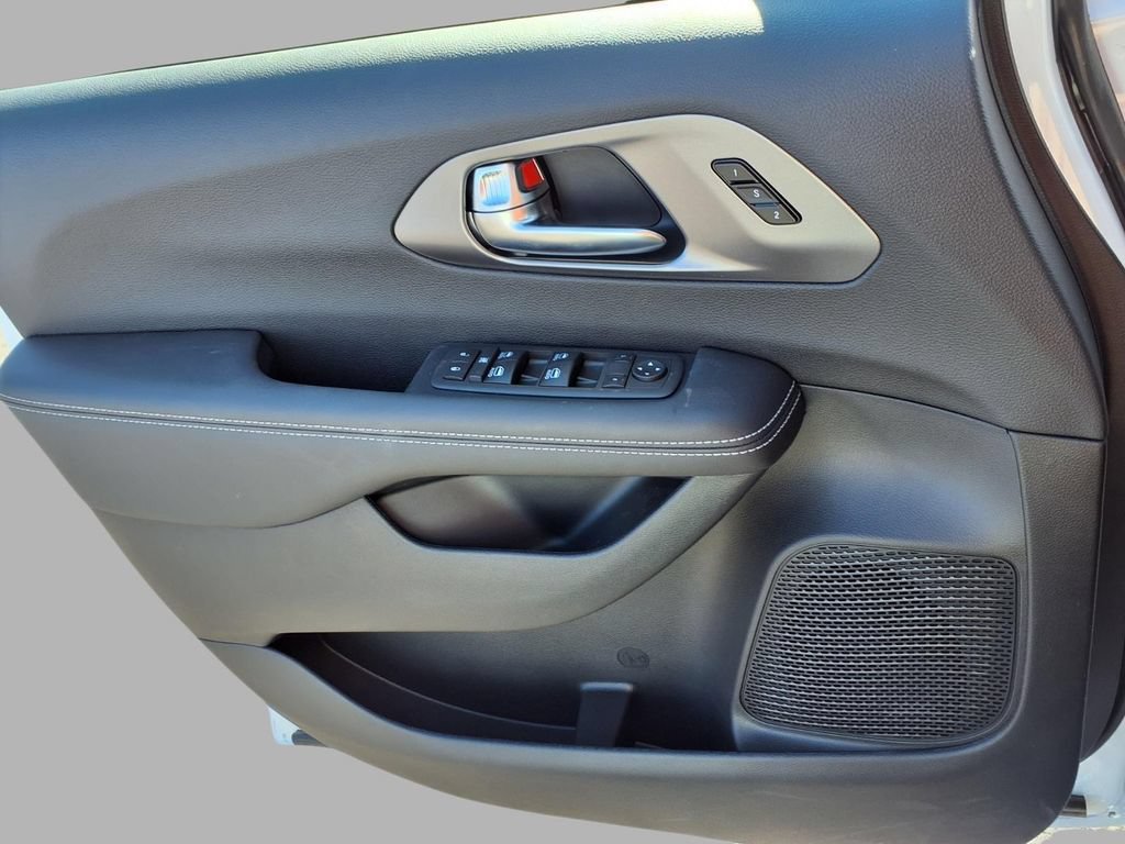 New 2026 Chrysler Pacifica Select FWD image 16