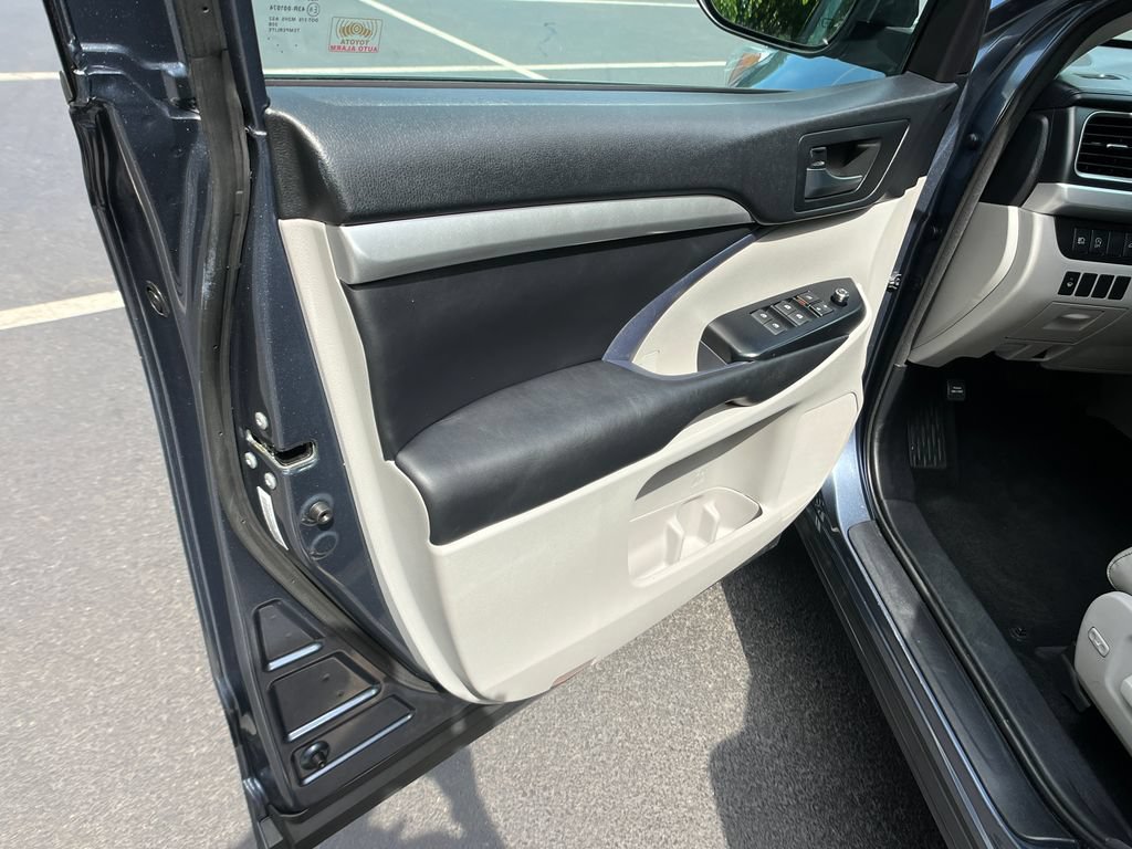 Used 2018 Toyota Highlander XLE AWD/4WD image 11