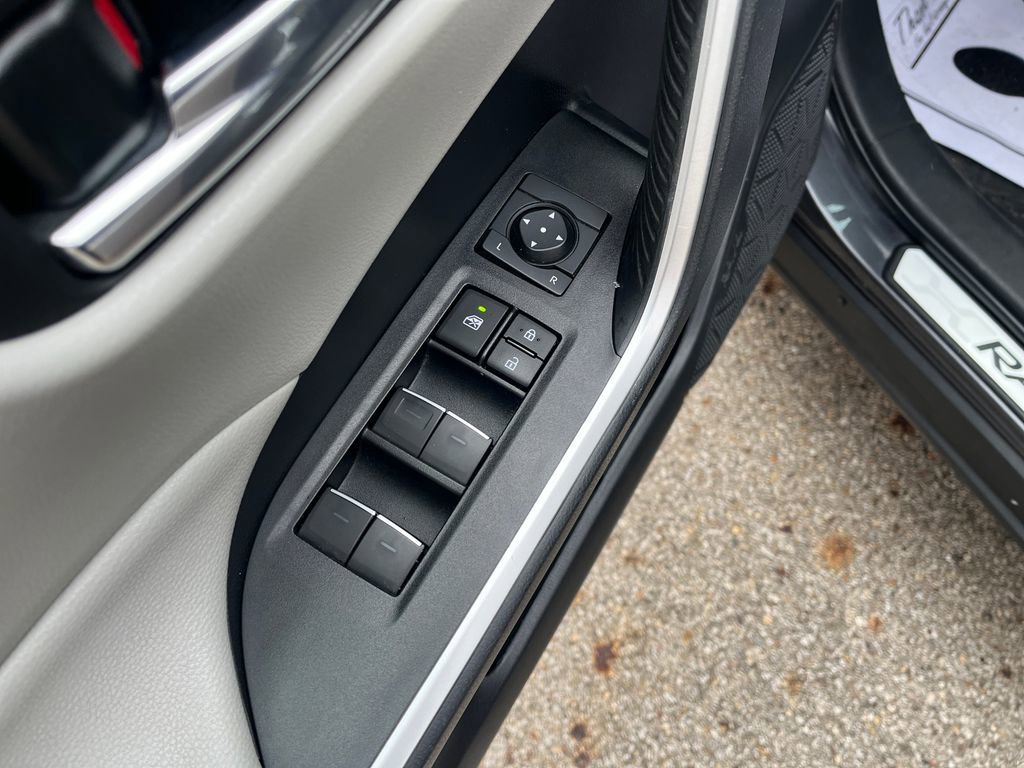 Used 2022 Toyota RAV4 XLE Premium image 12